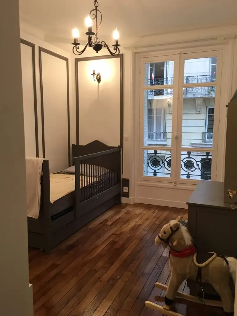 Rénovation appartement haussmannien Paris — parquet chêne, moulures restaurées