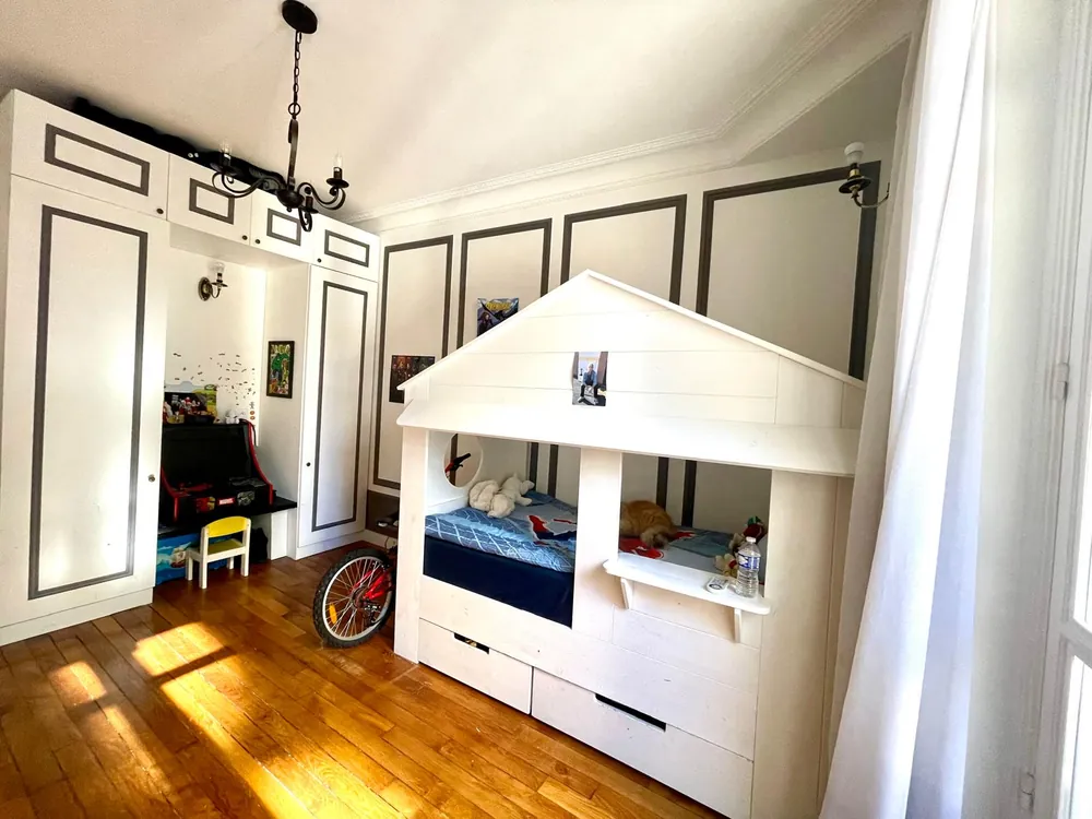 Chambre enfant rénovée Paris — cabane en bois sur mesure, moulures