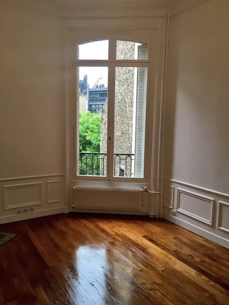 Appartement Boulogne rénové — chambre, parquet chêne
