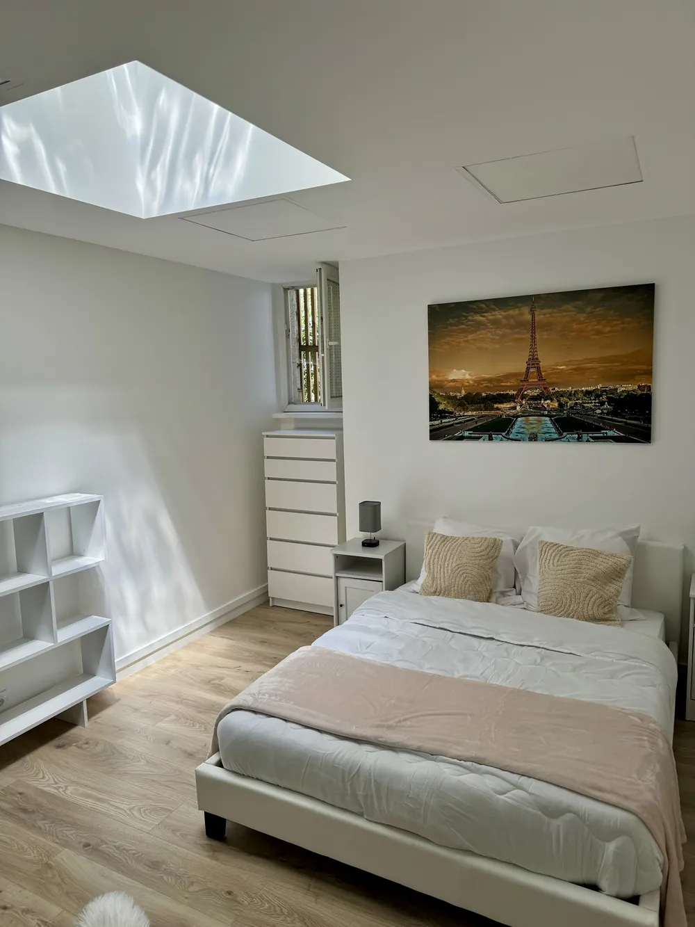 Chambre rénovée Paris — velux, lumière naturelle