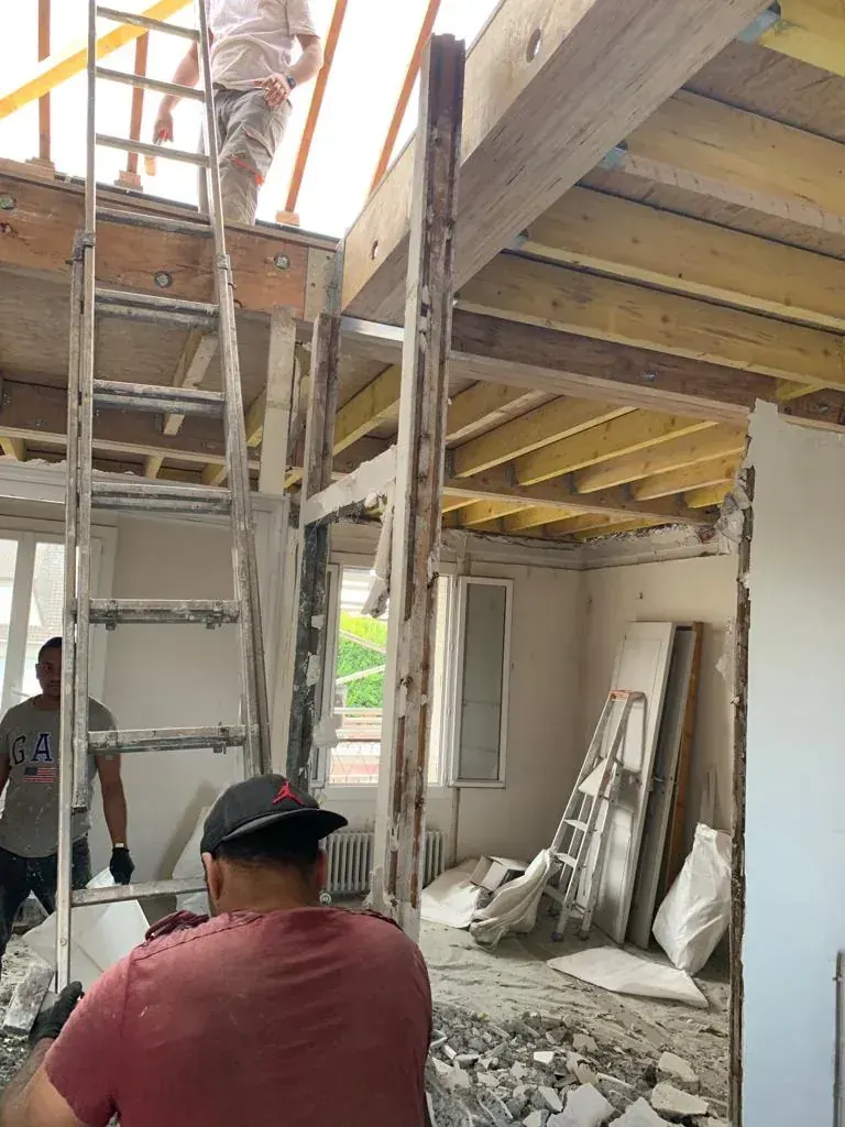 Équipe Groupe EGR sur chantier Paris — démolition et travaux