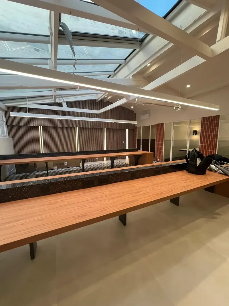 Bancs bois sur mesure coliving — plan granit, verrière zénithale