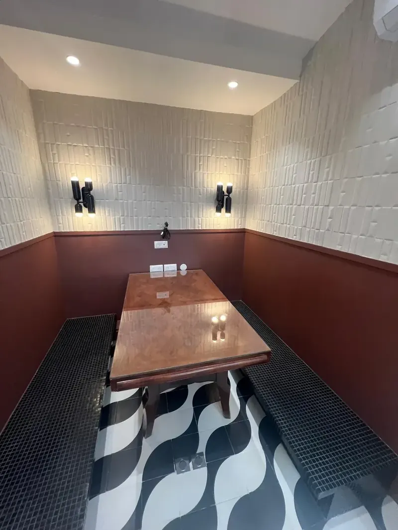 Booth privatif coliving — bois sur mesure, mur bordeaux, design