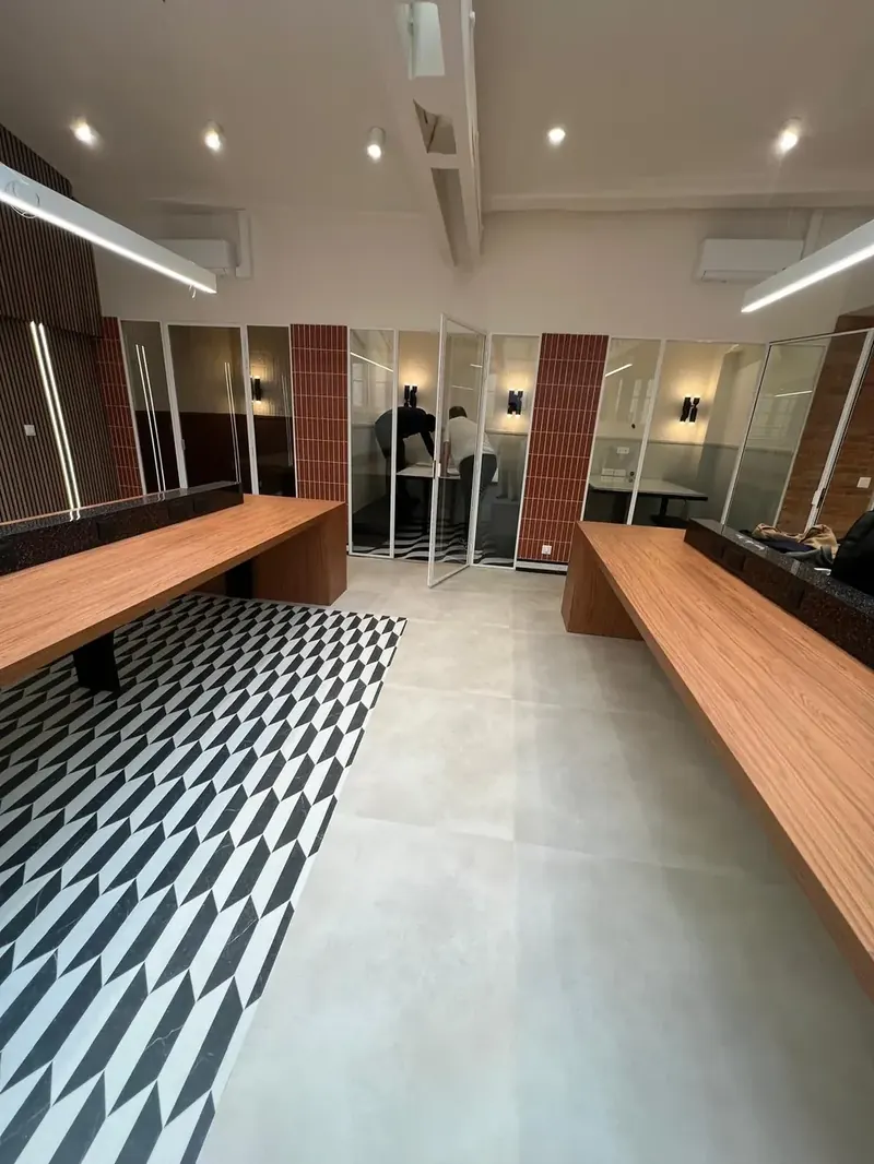 Espace coworking coliving — cloisons vitrées, terracotta