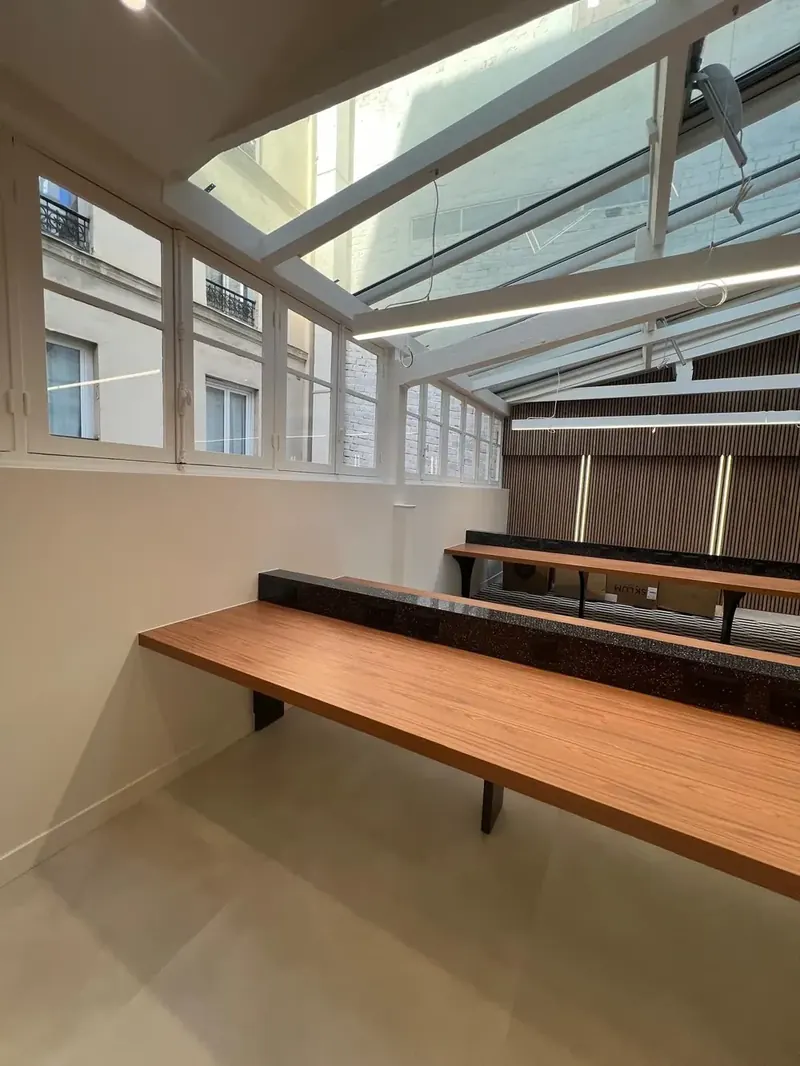 coliving Paris — lumière naturelle, verrière, banc bois