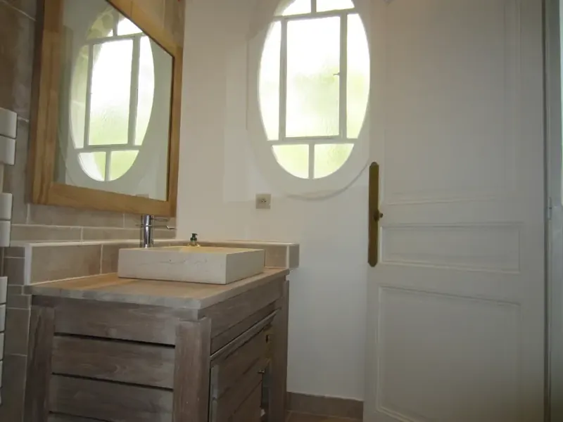 Couloir rénové haussmannien Paris — parquet chêne, éclairage encastré