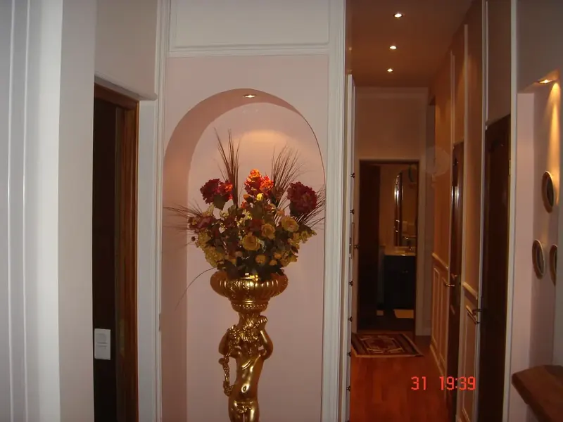 Entrée appartement haussmannien Paris — niche éclairée, boiseries