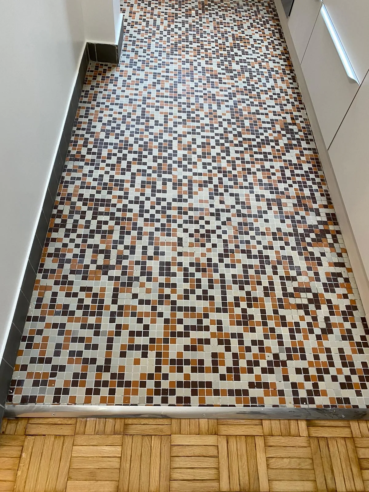 Parquet mosaïque neuf et jonction avec le sol en mosaïque de la cuisine, Paris 14e