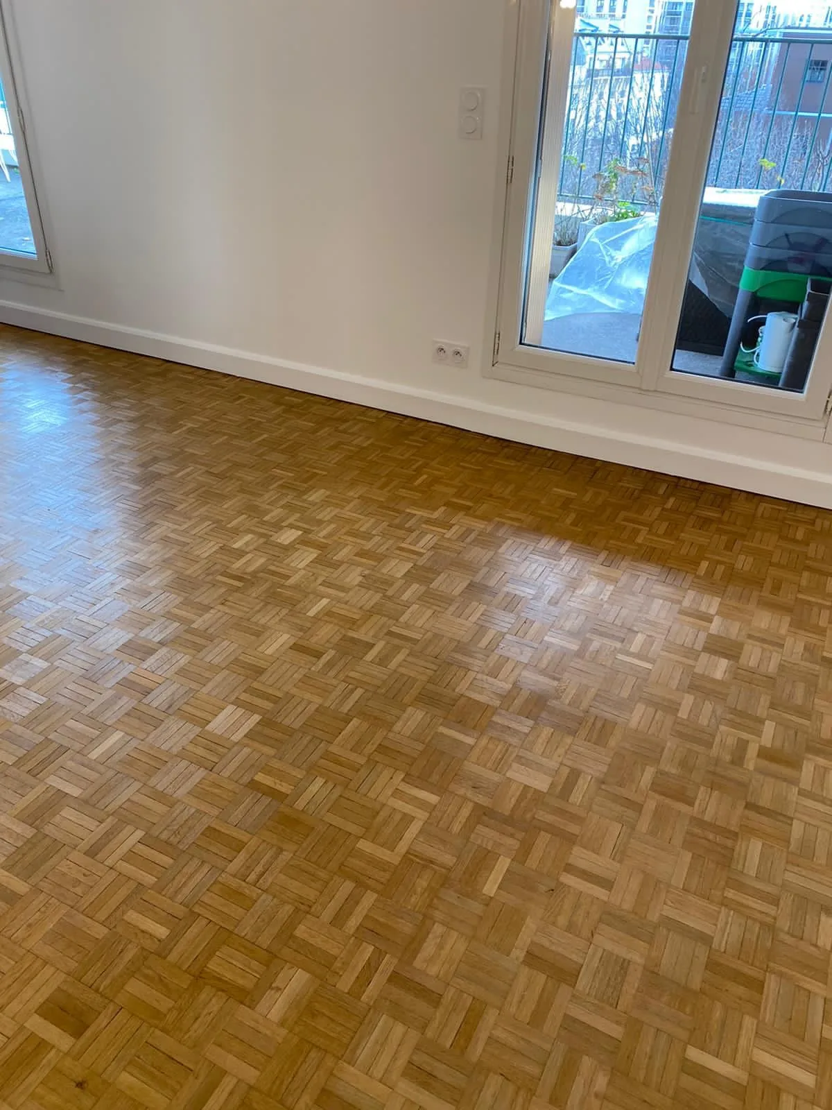 Séjour rénové avec parquet neuf et murs repeints en blanc, appartement Paris 14e