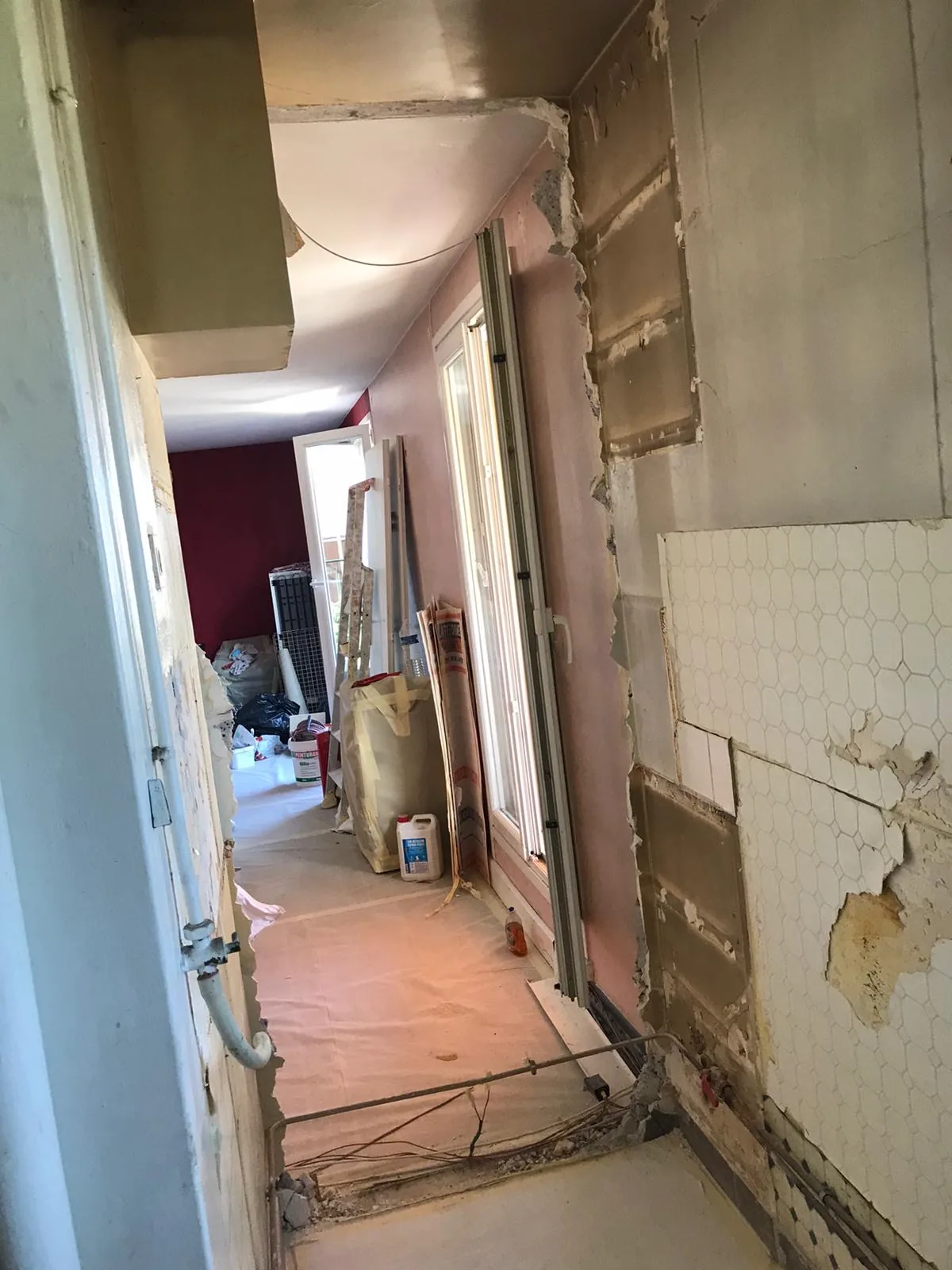 Dépose des anciens revêtements et reprise des cloisons dans la circulation, rénovation d'un appartement à Paris 14e