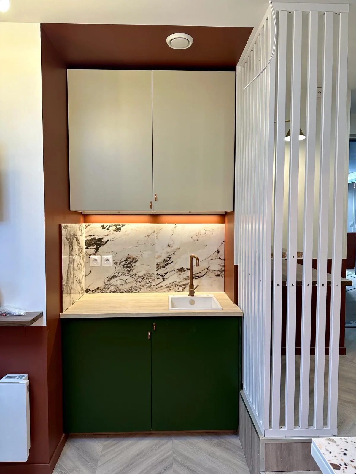 Kitchenette équipée dans l'un des logements livrés, Paris 15e Pasteur