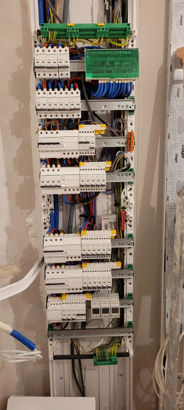 Tableau électrique regroupant les trois installations indépendantes créées pour les logements, Paris 15e Pasteur