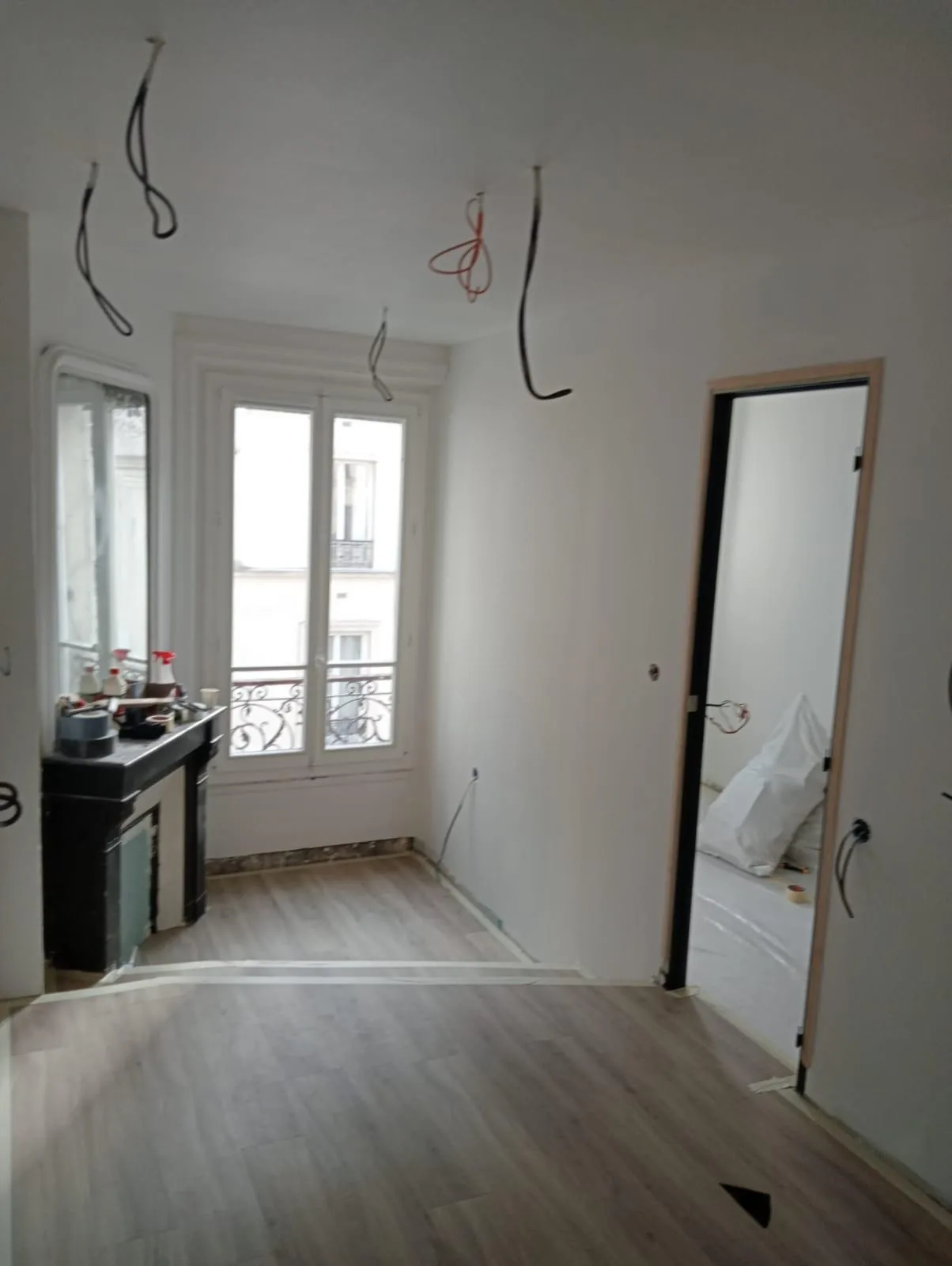 Pose du parquet et finitions en cours dans l'un des trois logements, Paris 15e Pasteur