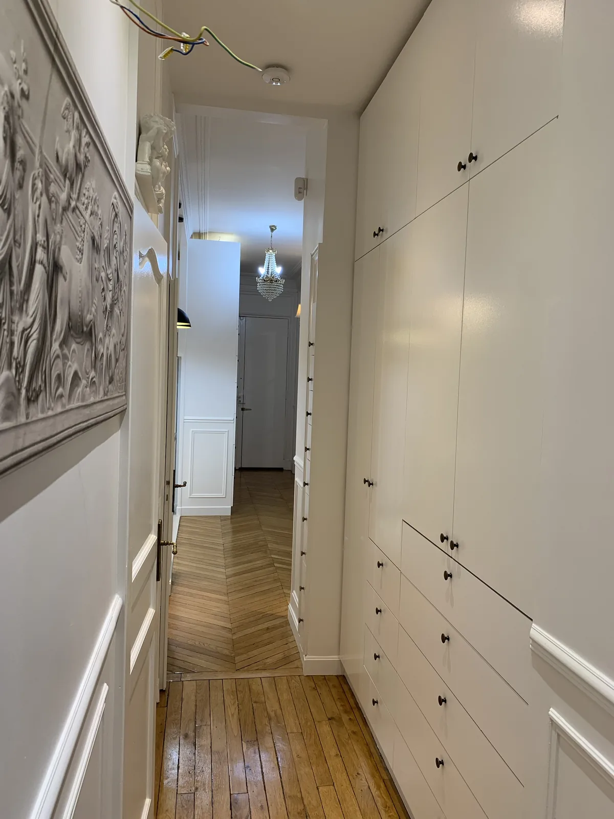 Couloir rénové d'un appartement haussmannien à La Muette, Paris 16e