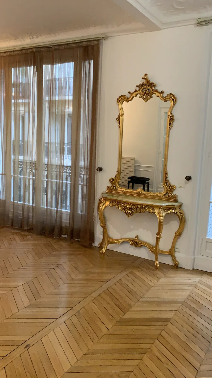 Salon haussmannien rénové à La Muette, Paris 16e