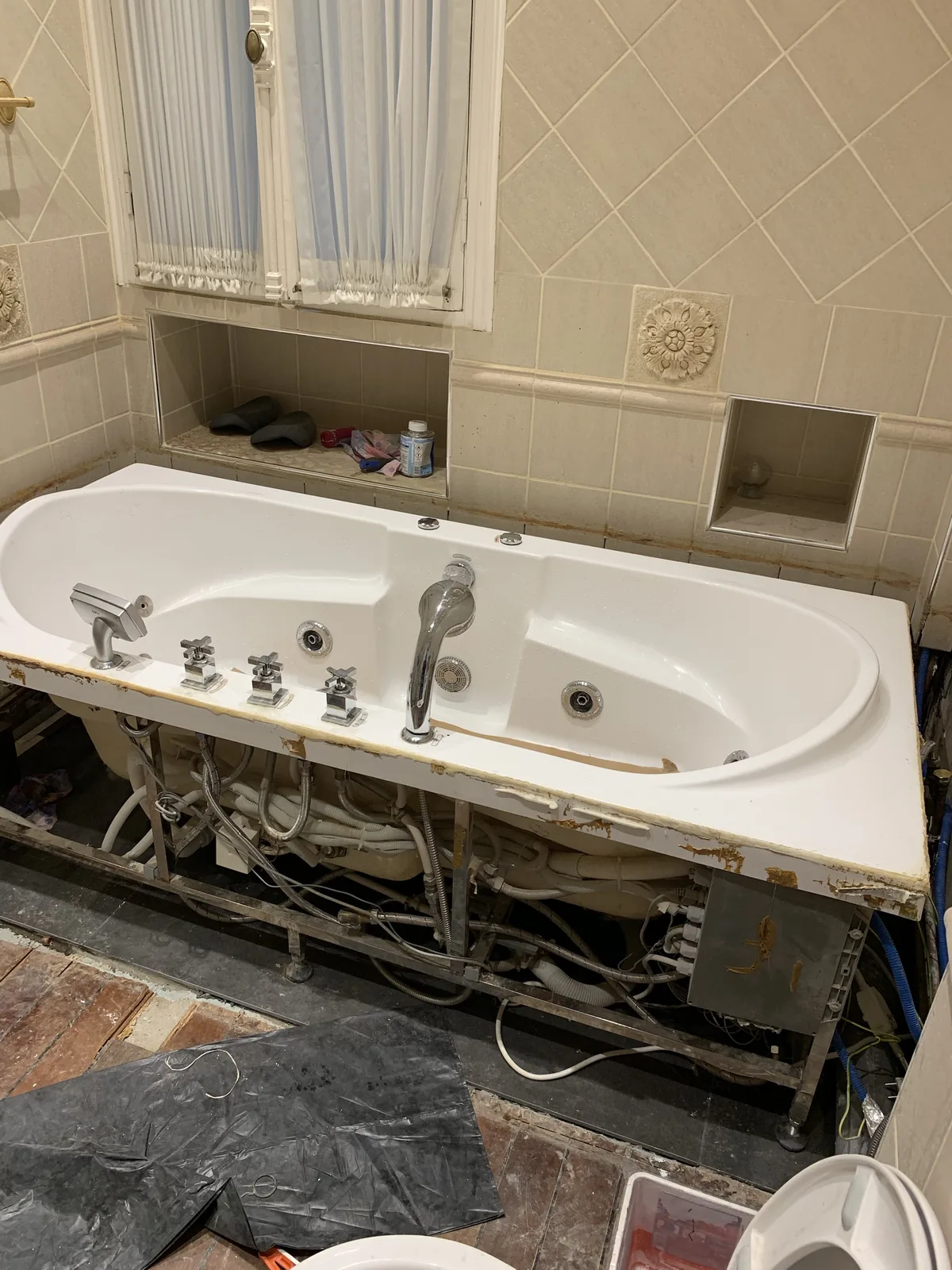 Salle de bains d'origine avec baignoire balnéo avant dépose, appartement haussmannien Paris 16e La Muette