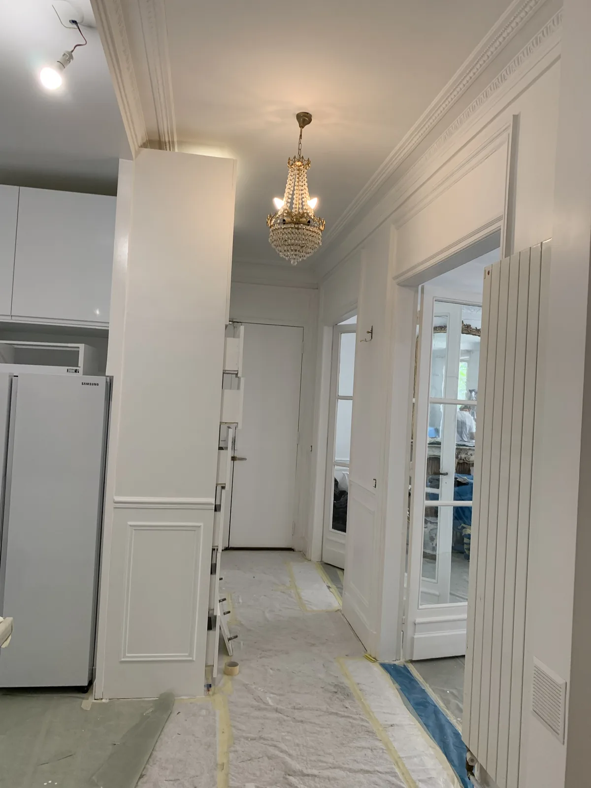 Couloir protégé pendant la pose des placards sur mesure et les peintures, appartement haussmannien Paris 16e