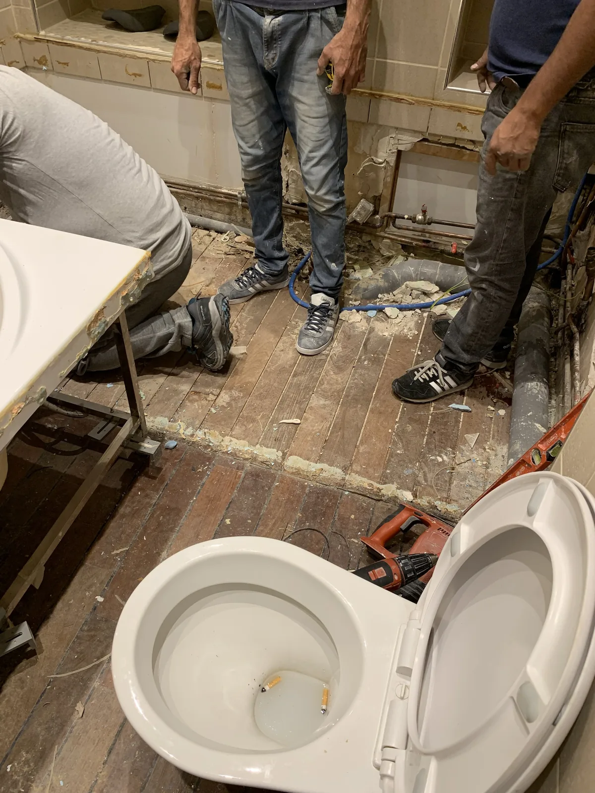 Reprise des évacuations de plomberie sous le parquet ancien lors de la rénovation d'un appartement haussmannien, Paris 16e