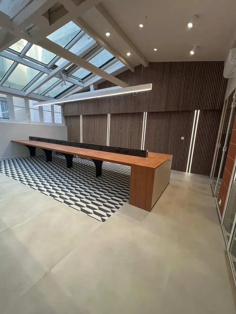 Rénovation co-living Paris — bar bois, verrière zénithale, carrelage design