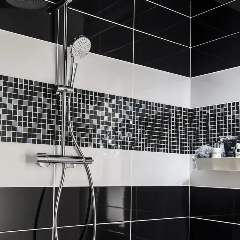 Salle de bain Boulogne — carrelage noir blanc, douche italienne