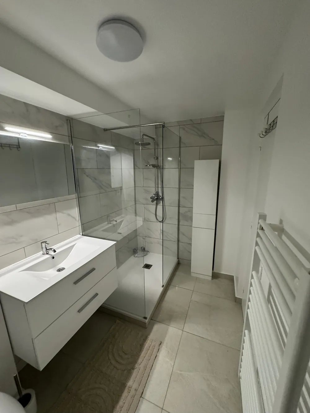Salle de bain rénovée Paris — douche italienne, faïence marbre