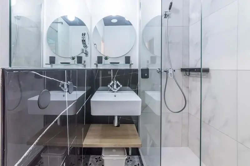 Studio Paris — salle de bain marbre noir, double vasque
