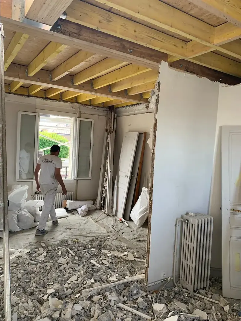 Travaux démolition gros œuvre maison Paris — charpente bois neuve