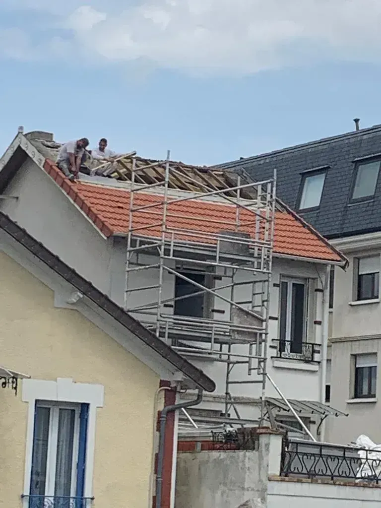 Travaux toiture maison Paris — réfection tuiles, échafaudage, équipe Groupe EGR