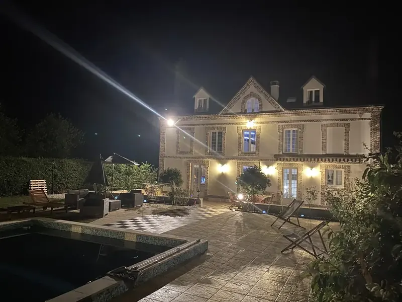 Villa Rueil-Malmaison rénovée — façade, piscine, éclairage